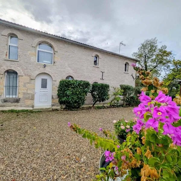 Gîte de charme avec piscine, Domaine du Baraillot，位于Aiguillon的酒店