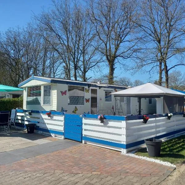 stacaravan nr16 is 5 persoons，位于Schoonloo的酒店