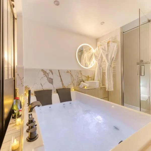 Premium Spa Suite Jacuzzi Hot Tub Massage Chair near Paris Eiffel Tower-Stade de France-CDG Airport，位于德朗西的酒店