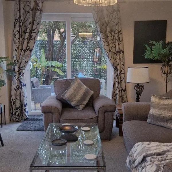 Stunning Fir Trees Corner 3 bedroom detached Executive house with free drive way parking for 2 vehicles 1 mile from M5 dogs welcome，位于伍斯特的酒店