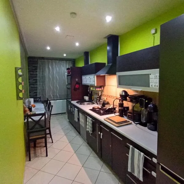 APARTAMENT VENGE -CAŁE MIESZKANIE 46m2 NA WYŁĄCZNOŚĆ - Z JEDNĄ SYPIALNIĄ I JEDNYM SYPIALNO-SALONEM -3 PIĘTRO BEZ WINDY- REZERWACJA BEZ KARTY KREDYTOWEJ-KLIMATYZACJA-NETFLIX-2 ŁÓŻECZKA DZIECIĘCE, BEZPŁATNY PARKING PUBLICZNY NA MONITOROWANYM PODWÓRZU，位于弗罗茨瓦夫的酒店