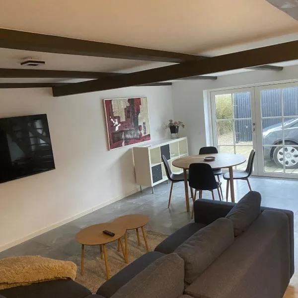 House overlooking the countryside and close to the city，位于米泽尔法特的酒店