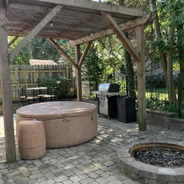 "Madison Manor I" by the River, Hot Tub, Downtown，位于麦迪逊的酒店