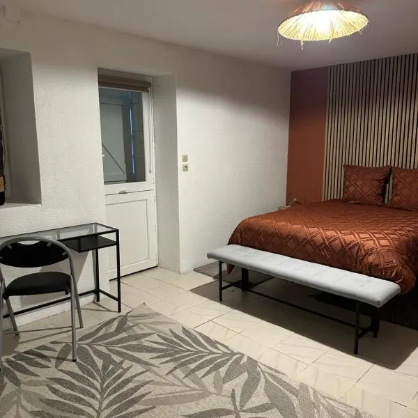 Soie Villalunoterie Futuroscope Piscine Spa 6pers，位于Oyré的酒店