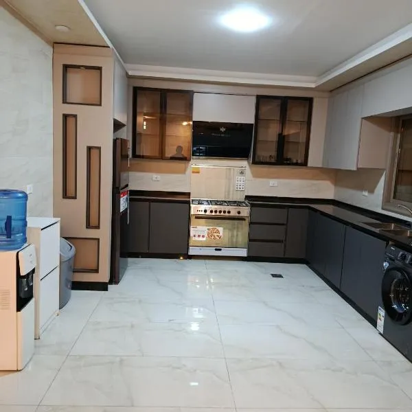 شقه مفروشه للايجار بجانب الكارفور اربد，位于伊尔比德的酒店