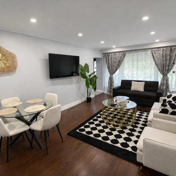 Newly Renovated 3BR North York Bungalow with Backyard Patio & Volleyball Set! Close to Rogers Stadium, TTC Subway Access, Perfect for Family Travel, Group Trips & Work Stays!，位于多伦多的酒店