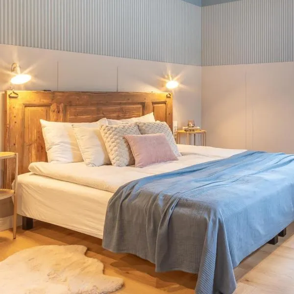 Alice Backyard Holiday Home - Apartments, Rooms & Exclusive Cave Saunas，位于派尔努的酒店