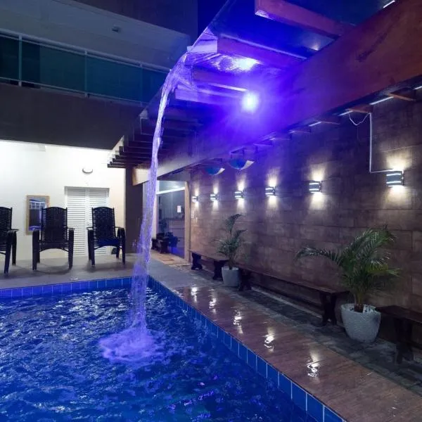 Aurora Grand Family Hotel，位于佩鲁伊比的酒店