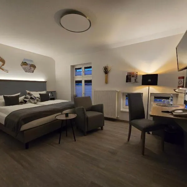 阿蒙市场及啤酒屋斯特库酒店，位于乌埃克尔明德的酒店