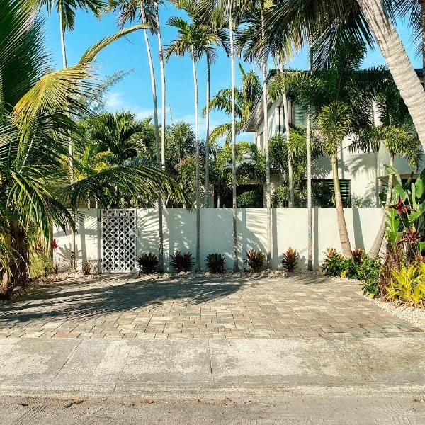 Art Deco Apt w Pool One Mile to Beach Pets Welcome，位于沃思湖的酒店
