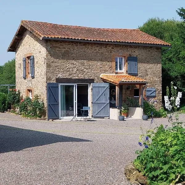 Beautiful 2 bed cottage with swimming pool，位于Pagéas的酒店