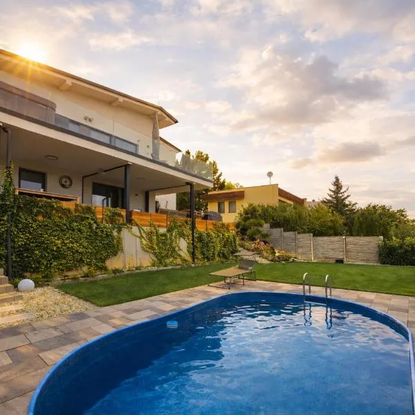 BB Central Apartment with pool and garden，位于班斯卡-比斯特里察的酒店