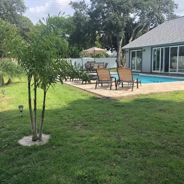Beautiful pool home minutes from Anna Maria Island，位于布雷登顿的酒店