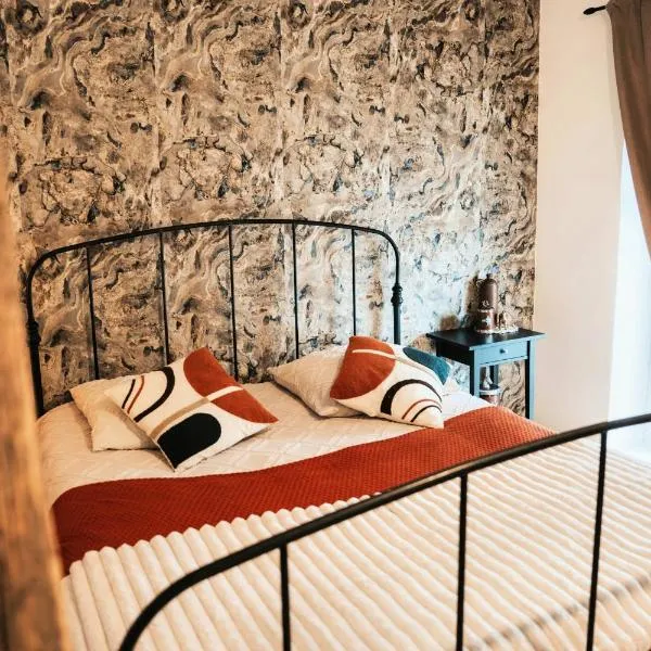 Chambre d'hôtes La cavalière - LA SOURCE DE NOS RACINES - CORPS DE FERME AU COEUR DU PARC NATUREL DE L'AVESNOIS，位于Beaufort的酒店