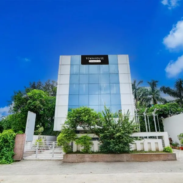 Townhouse Nagpur Airport Formerly Flora Inn，位于Dhantoli的酒店