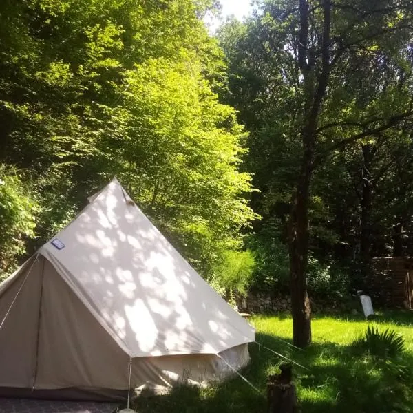Tente Tipi en plein cœur d'une forêt，位于Burzet的酒店