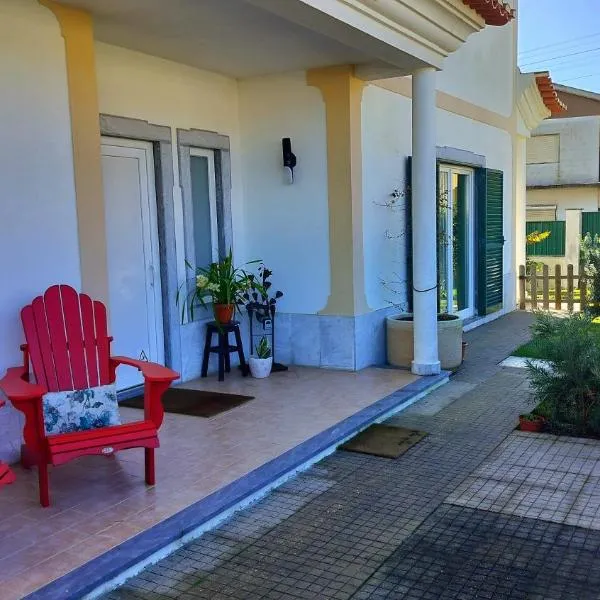 Xixi Cama Bed & Breakfast,位于Bombardeira的酒店