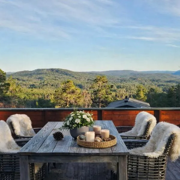 Secluded Forest Cabin with Panoramic Views - Hiking and Nature，位于Mjåvatn的酒店