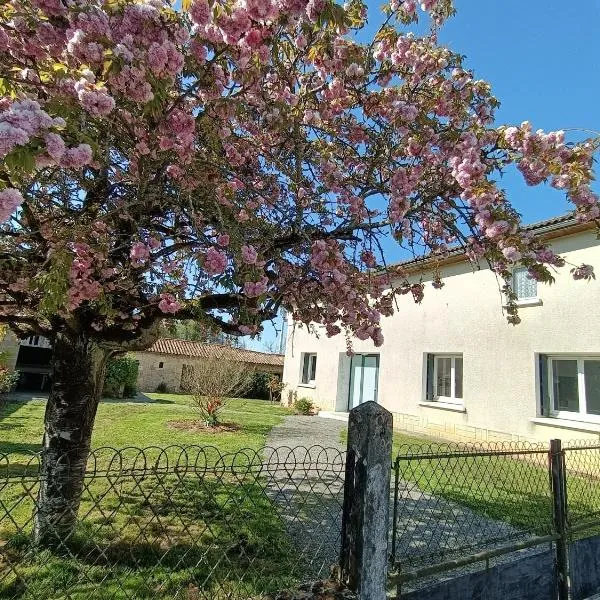 Location des longères，位于Brux的酒店