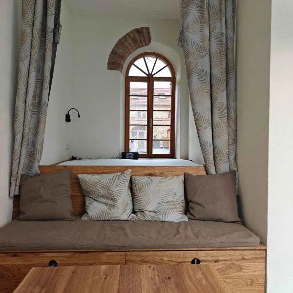 HexenburgbeiDresden Apartment mit Sonnenterrasse, Alkovenbett, Wohn- und Essbereich, Fußbodenheizung und Klimaanlage, Decke，位于Lauterbach的酒店