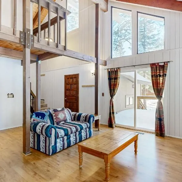 < 2 Mi to Tahoe Donner Ski Resort: Serene Retreat，位于Armstrong的酒店