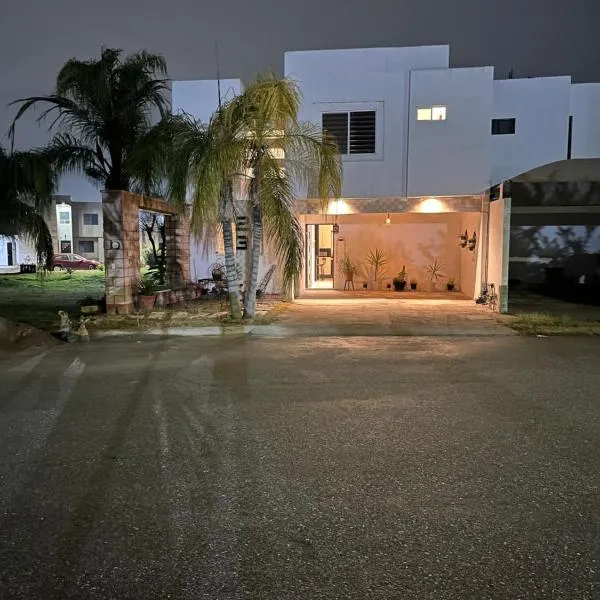 Casa completa, 4 dormitorios, 7 camas dobles, 3 sofá cama, 3 baños 1 en planta baja, cocina equipada, consola Arcade, asador, juguetes para niños, plancha, secadora, cafetera, etc, fraccionamiento privado, zona de vías rápidas y toallas，位于托雷翁的酒店