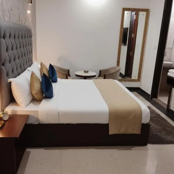 Hotel Sainik Farmstay，位于加姆布的酒店