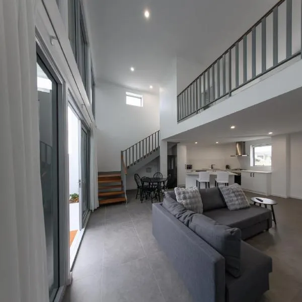 Private Mezzanine Bedroom, Soaring Ceilings, Sleeps 3, Walk to Cafes, 15 min to Bunbury，位于Australind的酒店