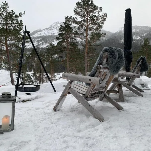 Cosy cabin between lake and mountain，位于Treungen的酒店