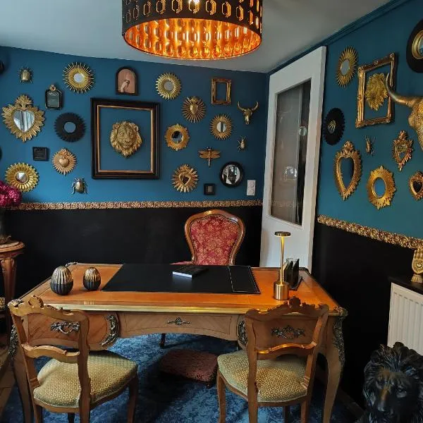 Love Room - Le Donjon des désirs，位于莫伯日的酒店