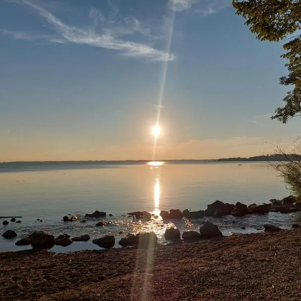 ChiemSeeNest - romantische Ferienwohnung am Chiemsee mit separatem Sommer Seezugang，位于希明格的酒店