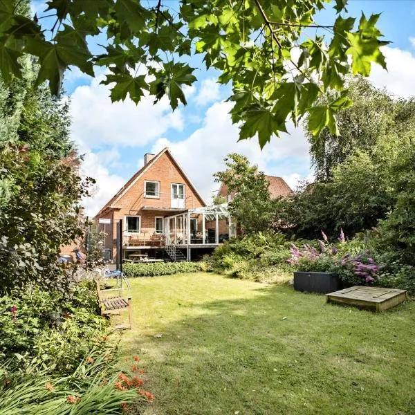 Family House with Private Garden，位于斯楚厄的酒店