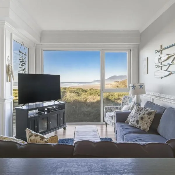 Oceanfront Bliss King Suite & Pet-Friendly Stay，位于洛克威海滩的酒店