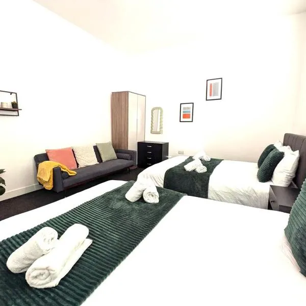 Spacious and Modern 2BR Apartment - Free Parking，位于曼彻斯特的酒店