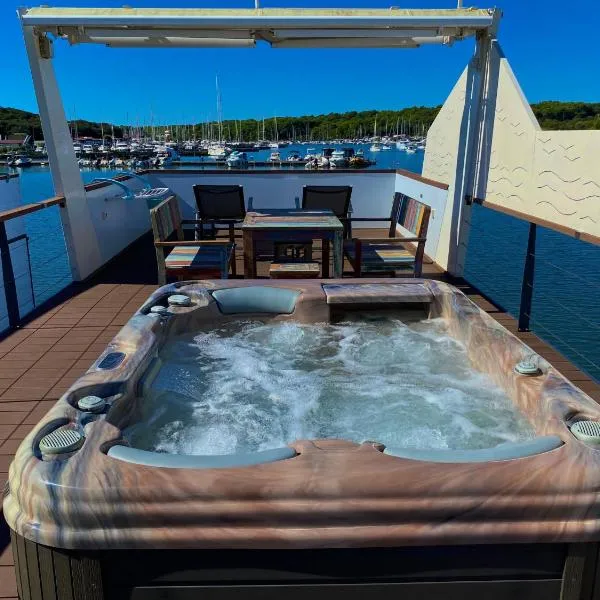 Hausboot Pula - Floating House Water Lily，位于普拉的酒店