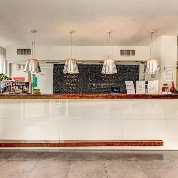 HOTEL HMR RHO Milano，位于罗镇的酒店