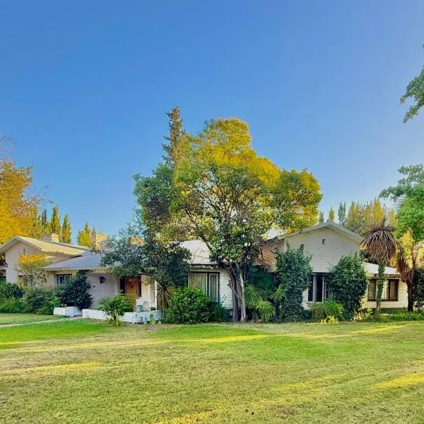 Chacra Los Cipreses - Casa completa con gran parque arbolado, 6 personas, entorno tranquilo，位于Cinco Saltos的酒店