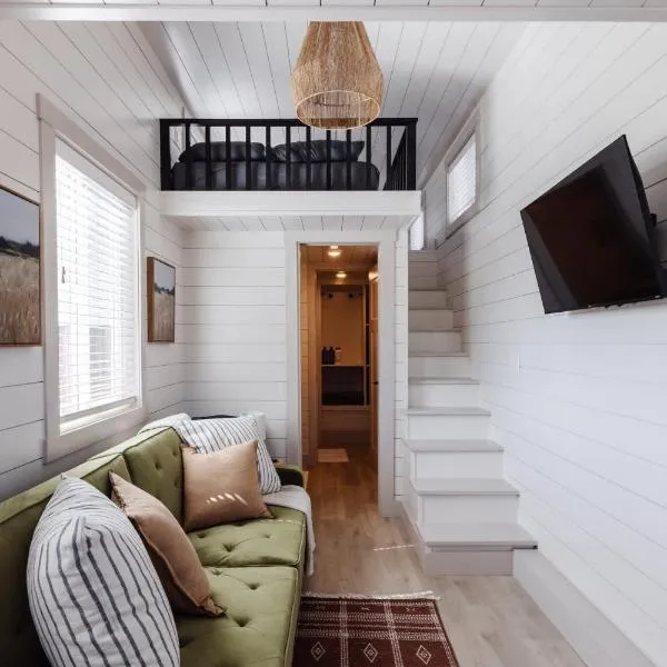 Convient tiny home private deck，位于Apple Valley的酒店