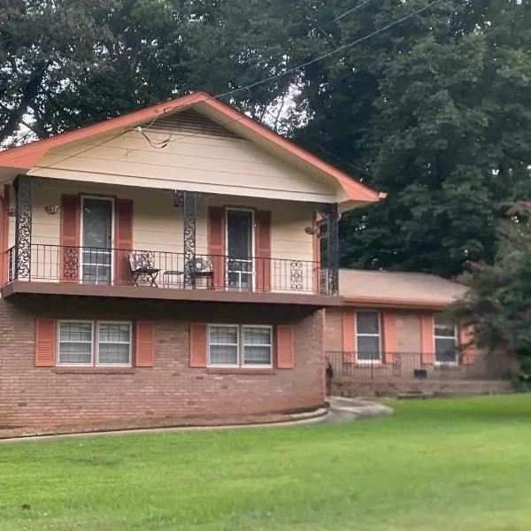 Peaceful 4BR Haven in Stn Mtn GA，位于石头山的酒店