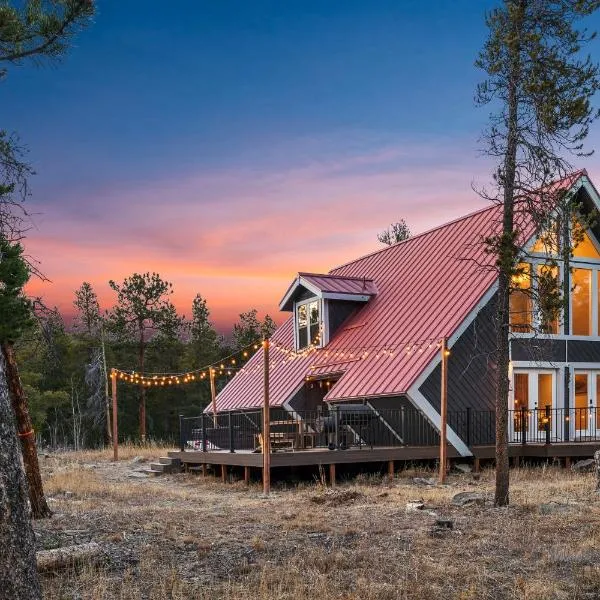 Cozy A-Frame Retreat - Hot Tub, Forest Views，位于布莱克霍克的酒店