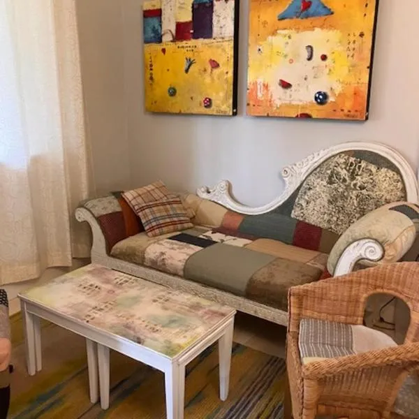 Cozy ,artistic cottage in a garden setting close to the beach and hiking trails.，位于鲍威尔里弗的酒店