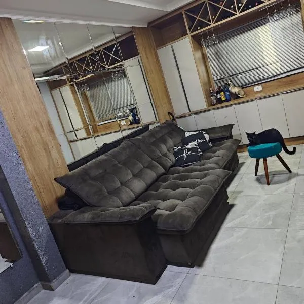Sobrado amplo bem localizado em cascavel 1 suíte mais dois quartos ate 5 pessoas，位于卡斯卡韦尔的酒店