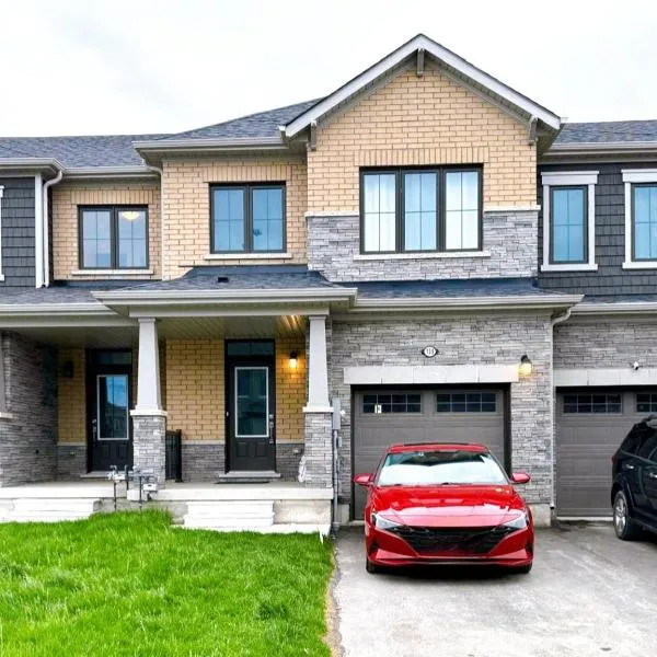 New 3-BR Home Near Niagara Falls with King Bed 75 Inch TV and Free Parking，位于索罗尔德的酒店