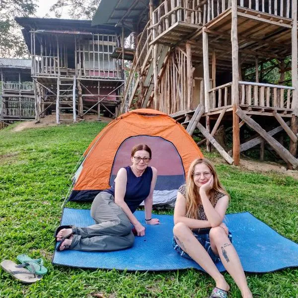 WOOD CABIN LODGE IN THE FOREST book here treking with us，位于武吉拉旺的酒店