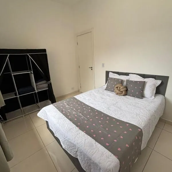 Casa completa em Matinhos aceita pets com Wi Fi, estacionamento e ótima localização，位于马蒂尼奥斯的酒店