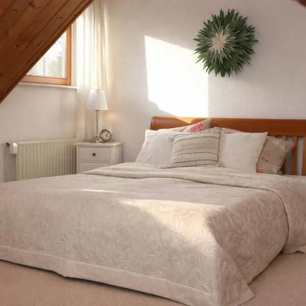Feldrandlage - Privatzimmer mit Balkon und eigenem Parkplatz，位于Ober-Mörlen的酒店