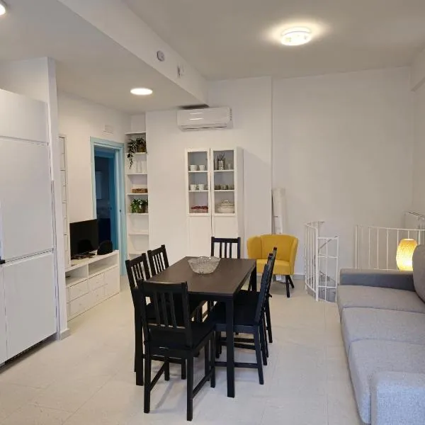 Casa Perla elegant apartment a stone throw from the sea and in the city center，位于加埃塔的酒店