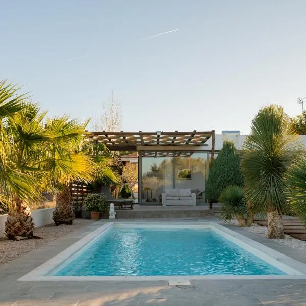 Villa Tata - Private Pool, Garden & Mountain View near the Sea，位于Metókhi的酒店