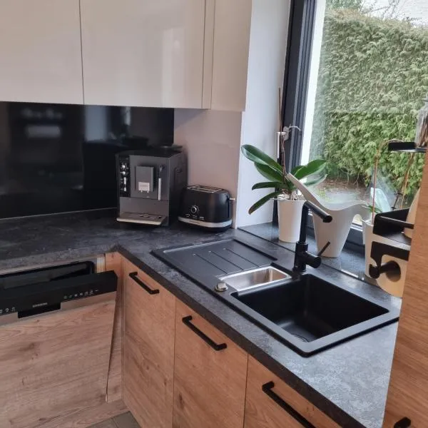 Ferienwohnung Wiesengrund, Ruhig im Ortsteil von Roth, nähe Rothsee, 25 min Messe Nbg，位于罗特的酒店