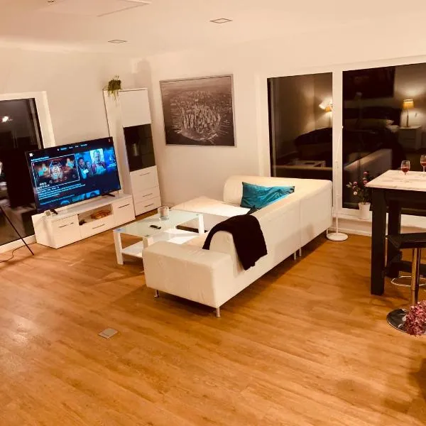 FeWo Mara - ruhige Maisonette mit Garten & Klimaanlage，位于Kronau的酒店